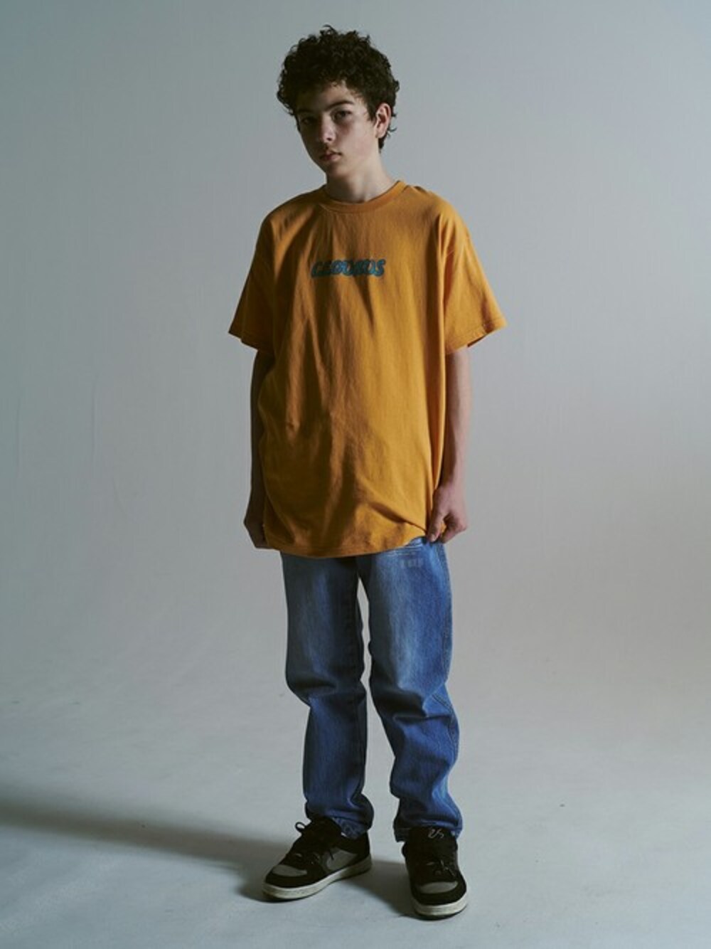 イエロー系のTシャツ/カットソー、ブルー系のデニムパンツを着用したキッズの春コーディネートの1枚目の写真