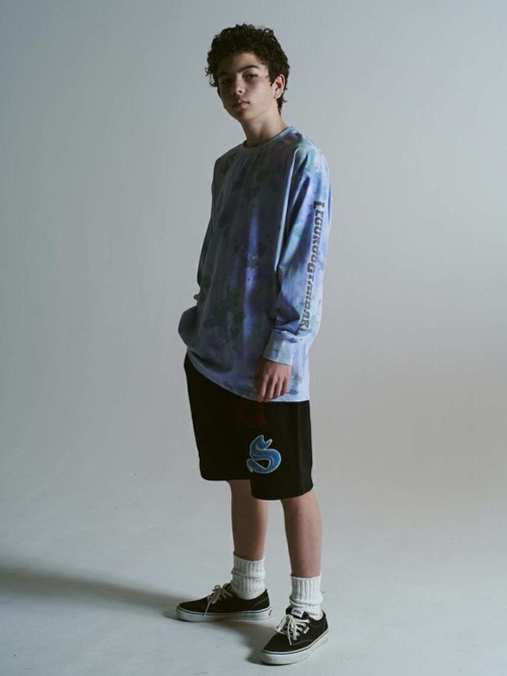 ブルー系のTシャツ/カットソー、ブラック系のその他パンツを着用したキッズの春コーディネートの1枚目の写真