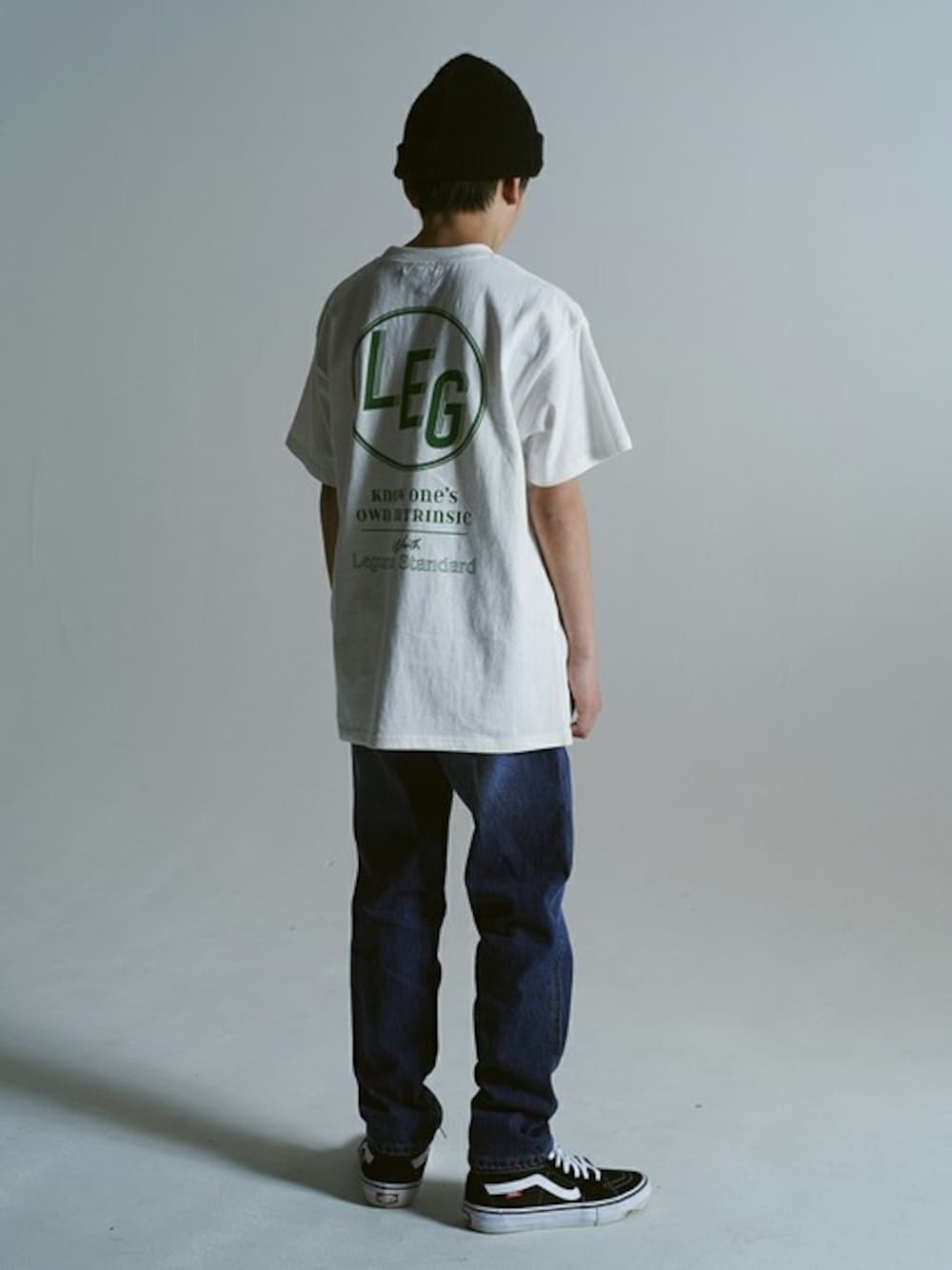 ホワイト系のTシャツ/カットソー、ブルー系のデニムパンツを着用したキッズの春コーディネートの1枚目の写真