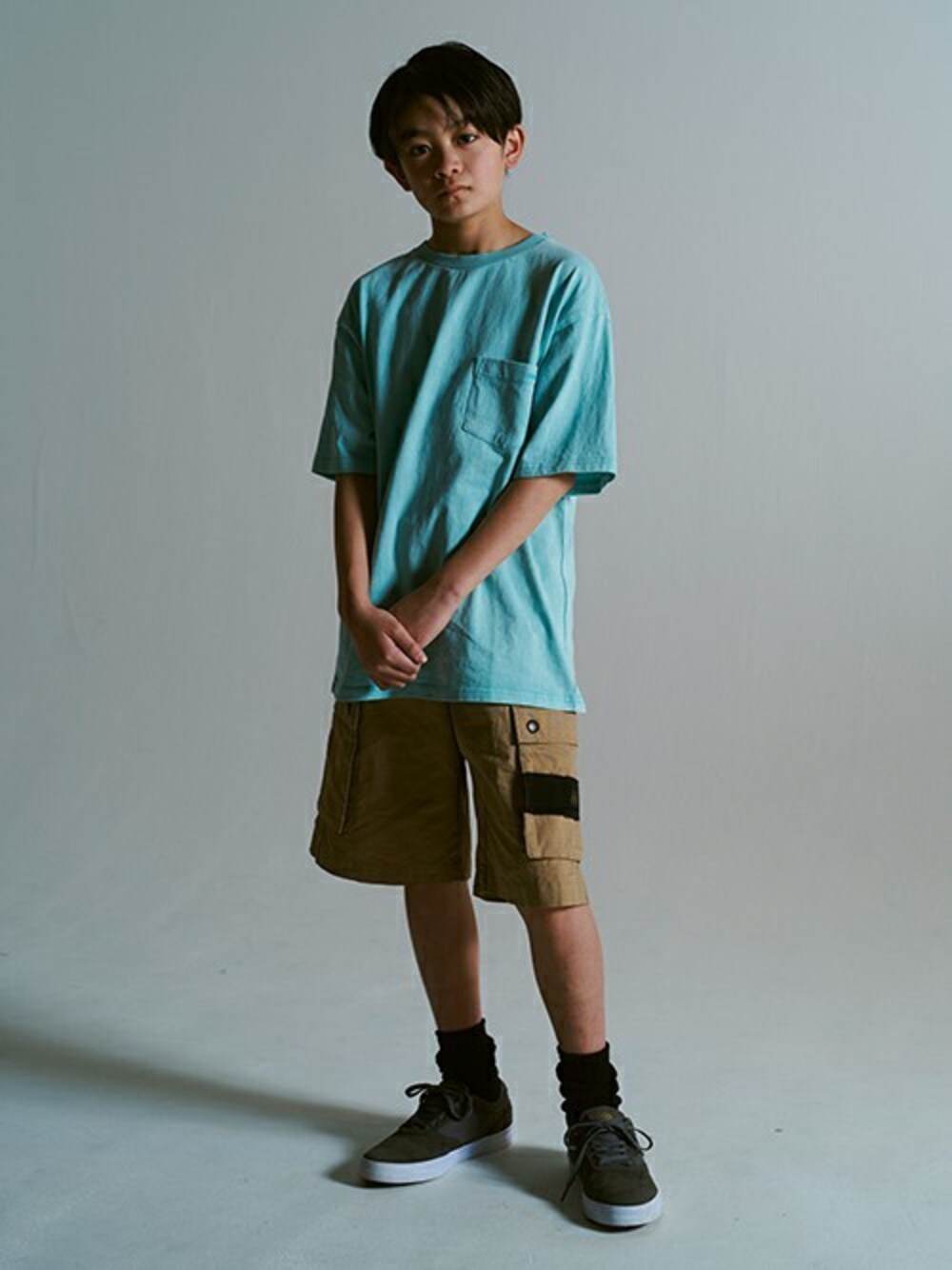 「Tシャツ、kids、男の子、シンプルコーデ、夏コーデ、キッズファッション、レグルス、LEGURUS STANDARD、レグルススタンダード、LEGURUS」｜「LEGURUS STANDARDのピグメント染めTシャツ（Tシャツ/カットソー、ブルー系）」を使った、LEGURUS STANDARDさん（キッズ・148cm）の春コーディネートの1枚目の写真