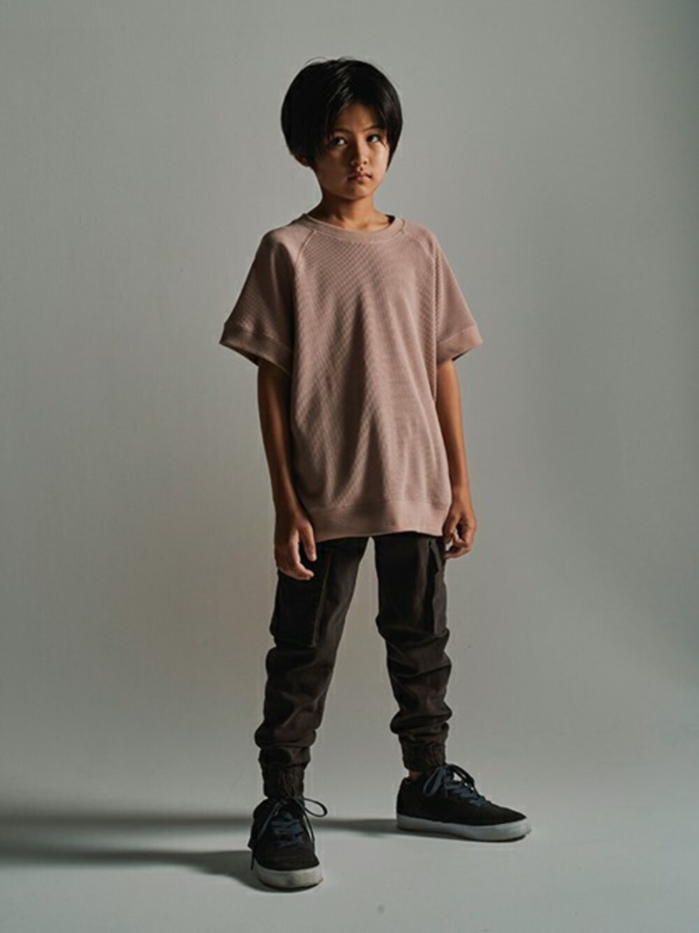 「Tシャツ、ストリート、キッズコーデ、男の子、夏コーデ、キッズファッション、レグルス、LEGURUS STANDARD、レグルススタンダード、LEGURUS」｜「LEGURUS STANDARDのワッフルTシャツ（Tシャツ/カットソー、ピンク系）」を使った、LEGURUS STANDARDさん（キッズ・135cm）の夏コーディネートの1枚目の写真