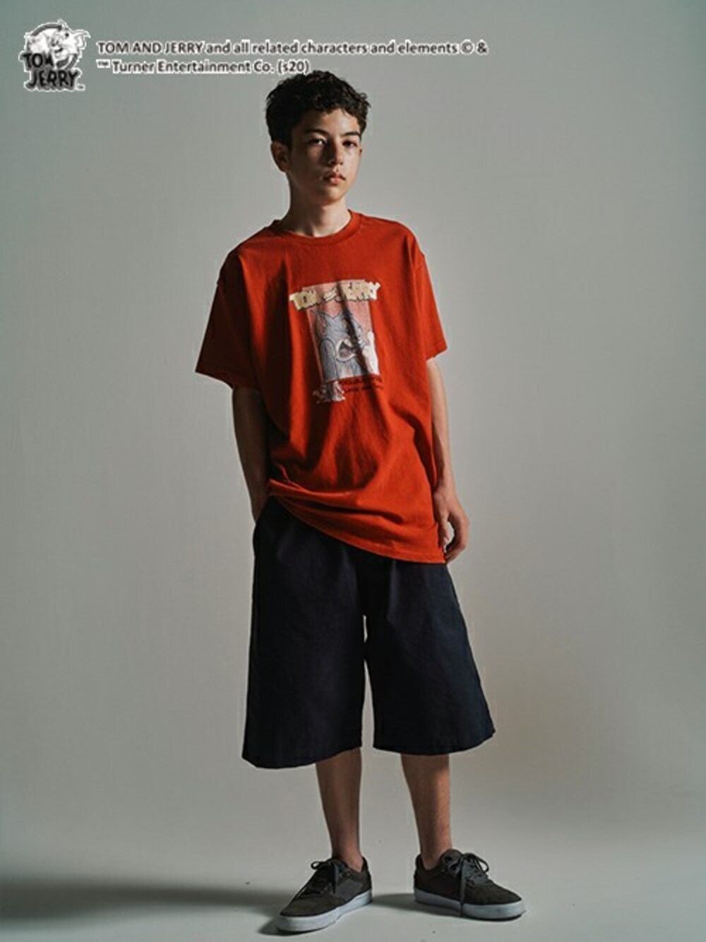 「Tシャツ、ストリート、ハーフパンツ、キッズコーデ、男の子、夏コーデ、レグルス、LEGURUS STANDARD、レグルススタンダード、LEGURUS」｜「LEGURUS STANDARDのトムとジェリー コラボ グラフィックTシャツ2（Tシャツ/カットソー、レッド系）」を使った、LEGURUS STANDARDさん（キッズ・160cm）の夏コーディネートの1枚目の写真