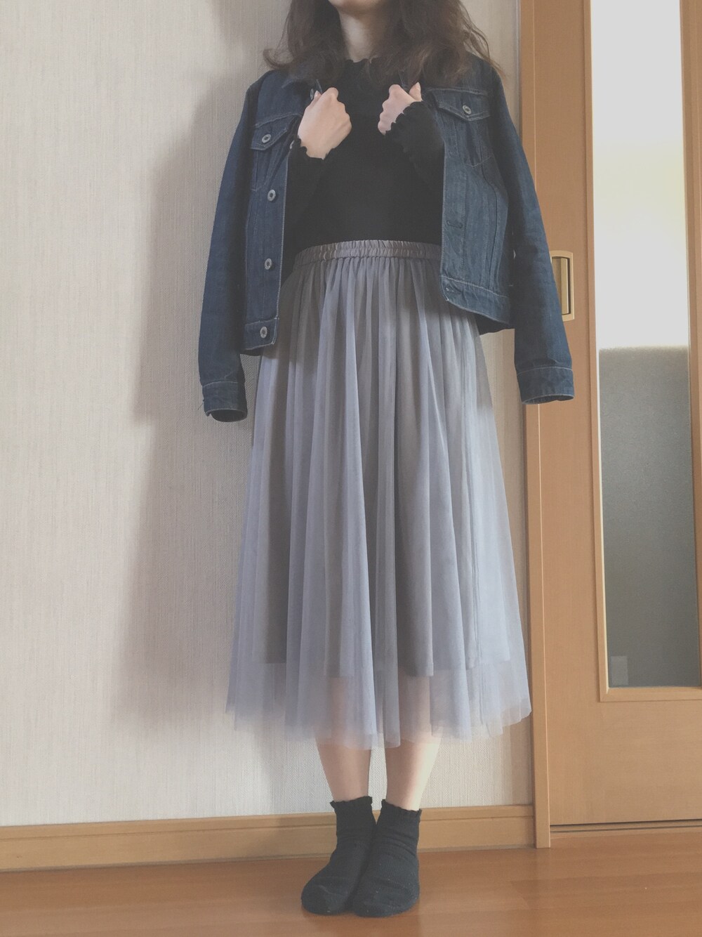 「春コーデ、スニーカーコーデ、通学コーデ、黒、ニット、チュールスカート、Gジャン、earth music&ecology、GU、しまむら」｜「earth music&ecologyのデニムGジャン（デニムジャケット、ブルー系）」を使った、miichanさん（レディース・151cm）の春コーディネートの1枚目の写真