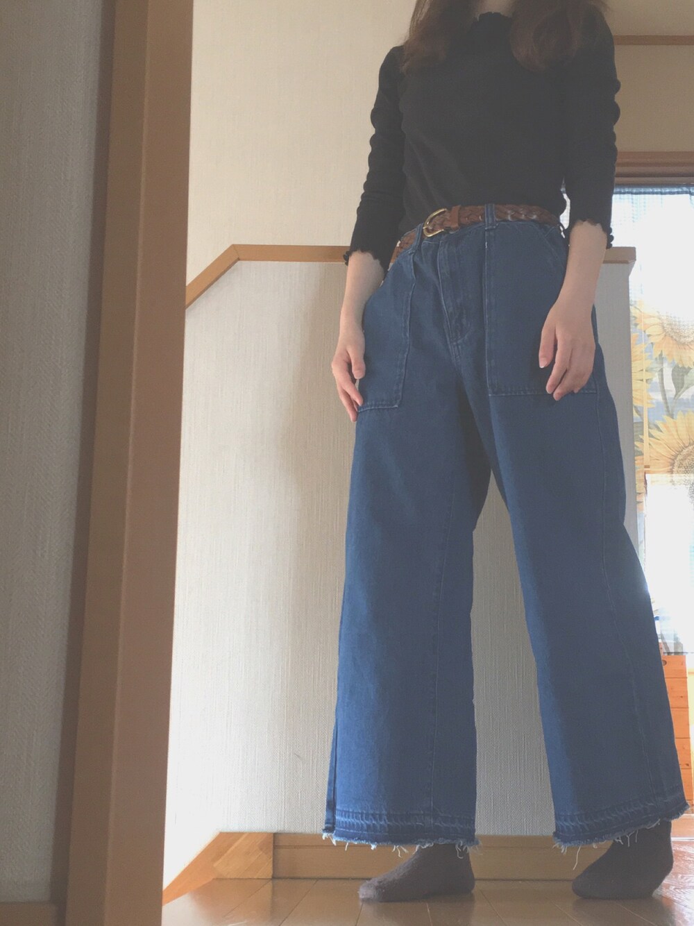 「春コーデ、通学コーデ、シンプルコーデ、カジュアルコーデ、フリル、デニム、ワイドパンツ、スニーカー、earth music&ecology、GU」｜「earth music&ecologyのメローボートネックプルオーバー（Tシャツ/カットソー、ブラック系）」を使った、miichanさん（レディース・151cm）の春コーディネートの1枚目の写真