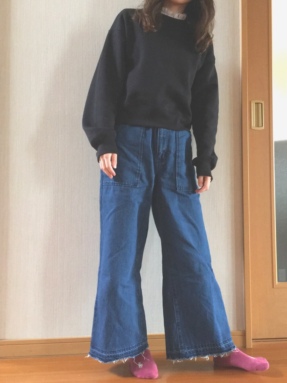 「春コーデ、オトナカジュアル、スウェット、フリルネック、デニムパンツ、ワイドパンツ、ベイカーパンツ、スニーカー、GU、しまむら」｜「GUのアイテム（スウェット、ブラック系）」を使った、miichanさん（レディース・151cm）の春コーディネートの1枚目の写真