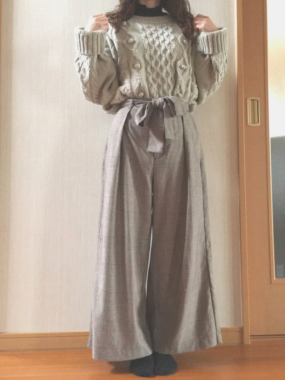 「ワントーンコーデ、大人カジュアル、ゆるコーデ、季節外れ、フリル、ニット、グレンチェック、ワイドパンツ、スニーカー、低身長」｜「GUのアイテム（シャツ/ブラウス、ブラック系）」を使った、miichanさん（レディース・151cm）の春コーディネートの1枚目の写真