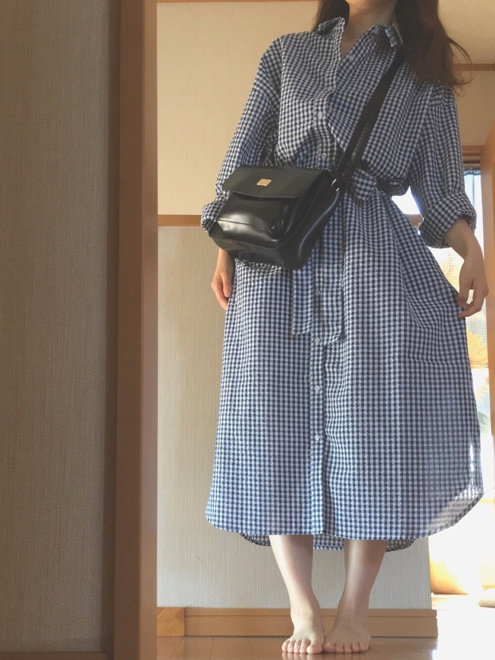 「夏コーデ、通学コーデ、大人カジュアル、ギンガムチェック、シャツワンピース、サッチェルバッグ、バレエシューズ、低身長、INKWELL、プチプラのあや」｜「INKWELLのシワが目立ちにくい！2wayギンガムチェックシャツワンピース【CM着用アイテム】（シャツワンピース、ブルー系）」を使った、miichanさん（レディース・151cm）の夏コーディネートの1枚目の写真