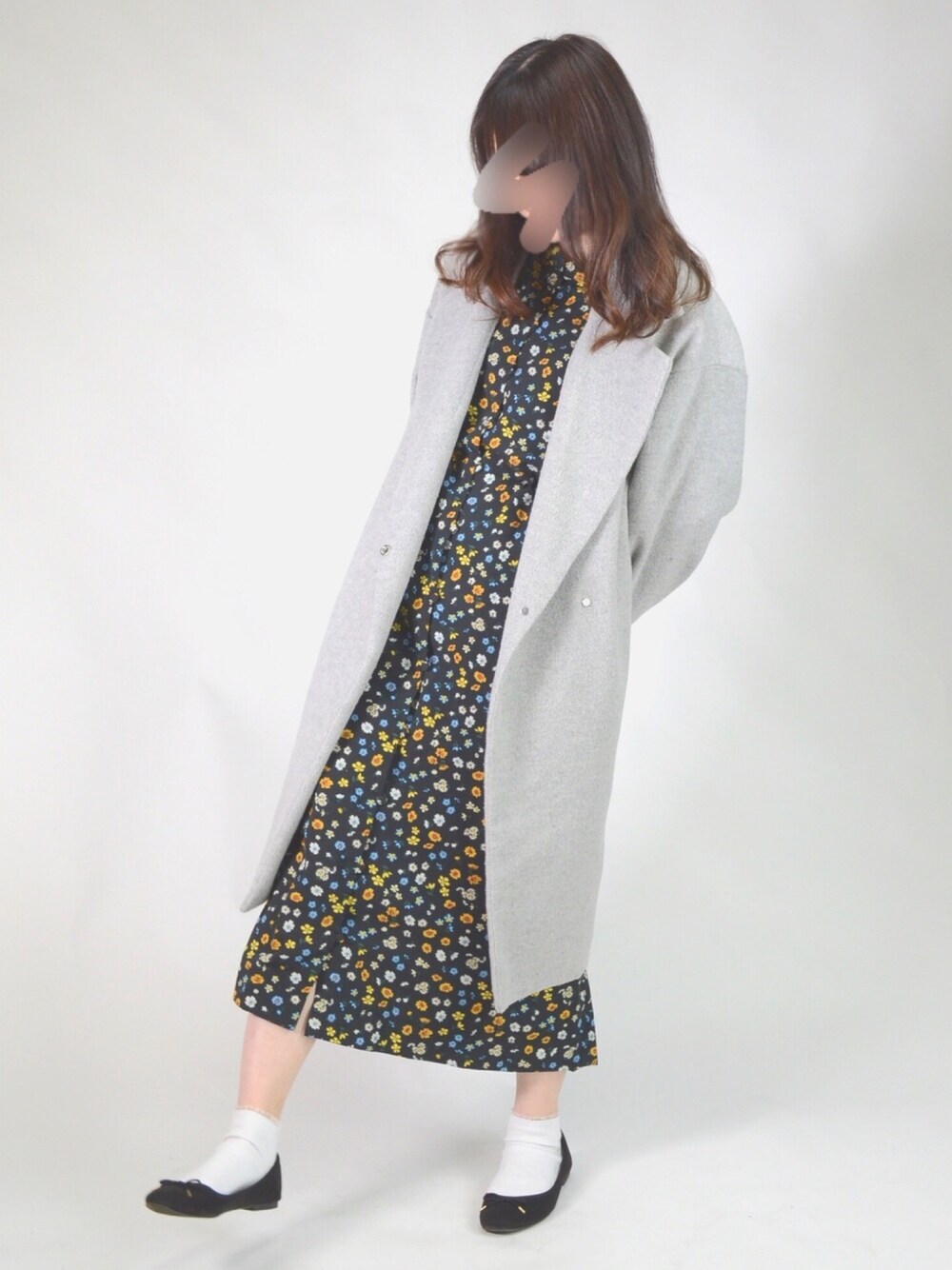 「冬コーデ、シンプル、モノトーン、ロングコート、ワンピース、バレエシューズ、花柄、GU、earth music&ecology」｜「GUのアイテム（チェスターコート、グレー系）」を使った、miichanさん（レディース・151cm）の冬コーディネートの1枚目の写真