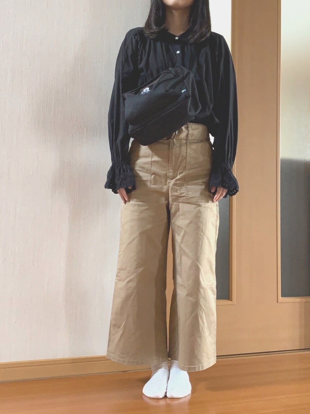 「シンプルコーデ、オトナカジュアル、ブラウス、ワイドパンツ、スニーカー、低身長、earth music&ecology、GU、converse、mos」｜「earth music&ecologyの・キャンディスリーブ刺繍ブラウス（シャツ/ブラウス、ブラック系）」を使った、miichanさん（レディース・151cm）の春コーディネートの1枚目の写真