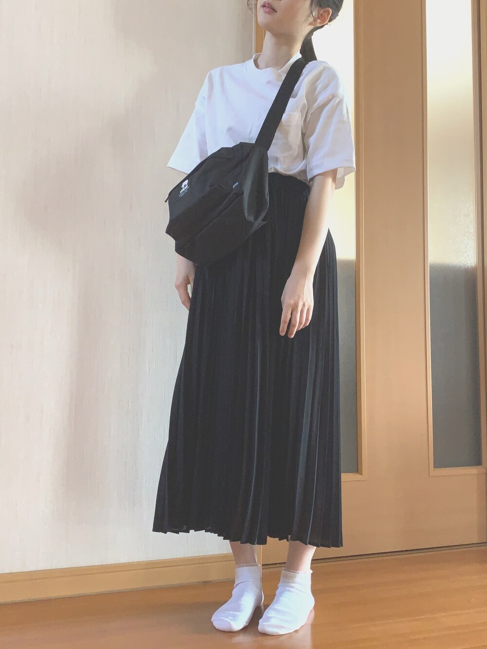 「オトナカジュアル、シンプル、モノクロ、白Tシャツ、プリーツスカート、白靴下、低身長、GU、mos、converse」｜「GUのアイテム（Tシャツ/カットソー、ホワイト系）」を使った、miichanさん（レディース・150cm）の夏コーディネートの1枚目の写真
