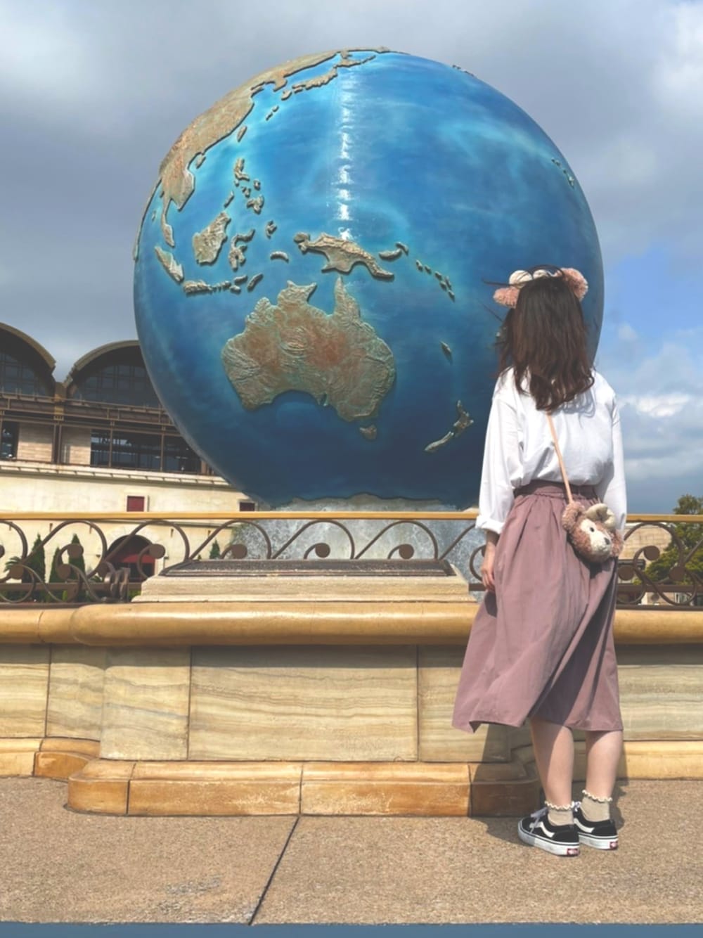 「春、白Tシャツ、低身長コーデ、プチプラコーデ、シンプル、シンプルコーデ、ディズニー、ディズニーコーデ、GU、VANS」｜「GUのアイテム（Tシャツ/カットソー、ホワイト系）」を使った、miichanさん（レディース・152cm）の春コーディネートの1枚目の写真