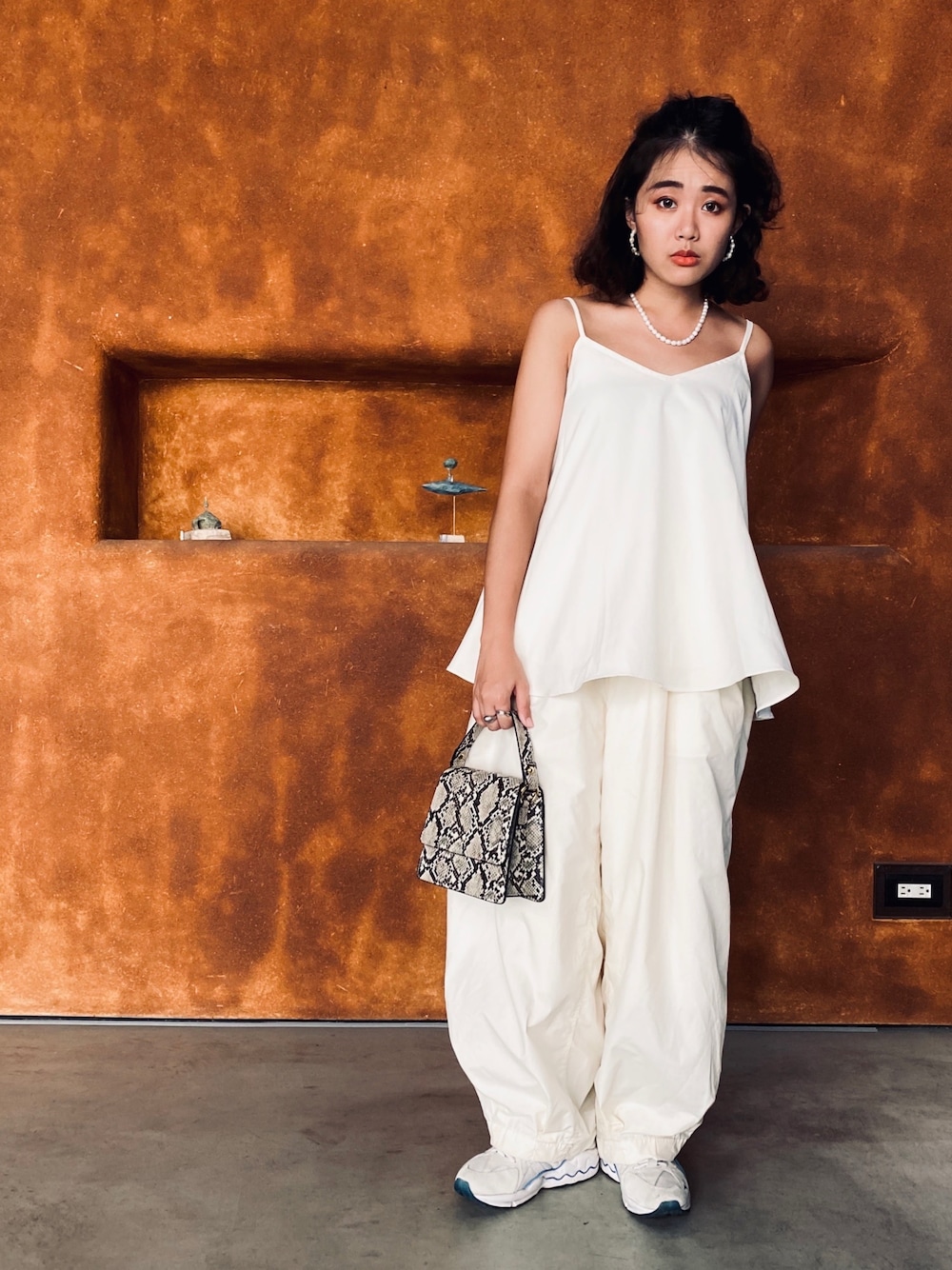 「GU、Meier.Q、JWPEI、FREAK’Ｓ STORE、MIZUNO、all white」｜「MEIER.Qのアイテム（ベスト、ホワイト系）」を使った、menghanさん（レディース・158cm）の秋コーディネートの1枚目の写真