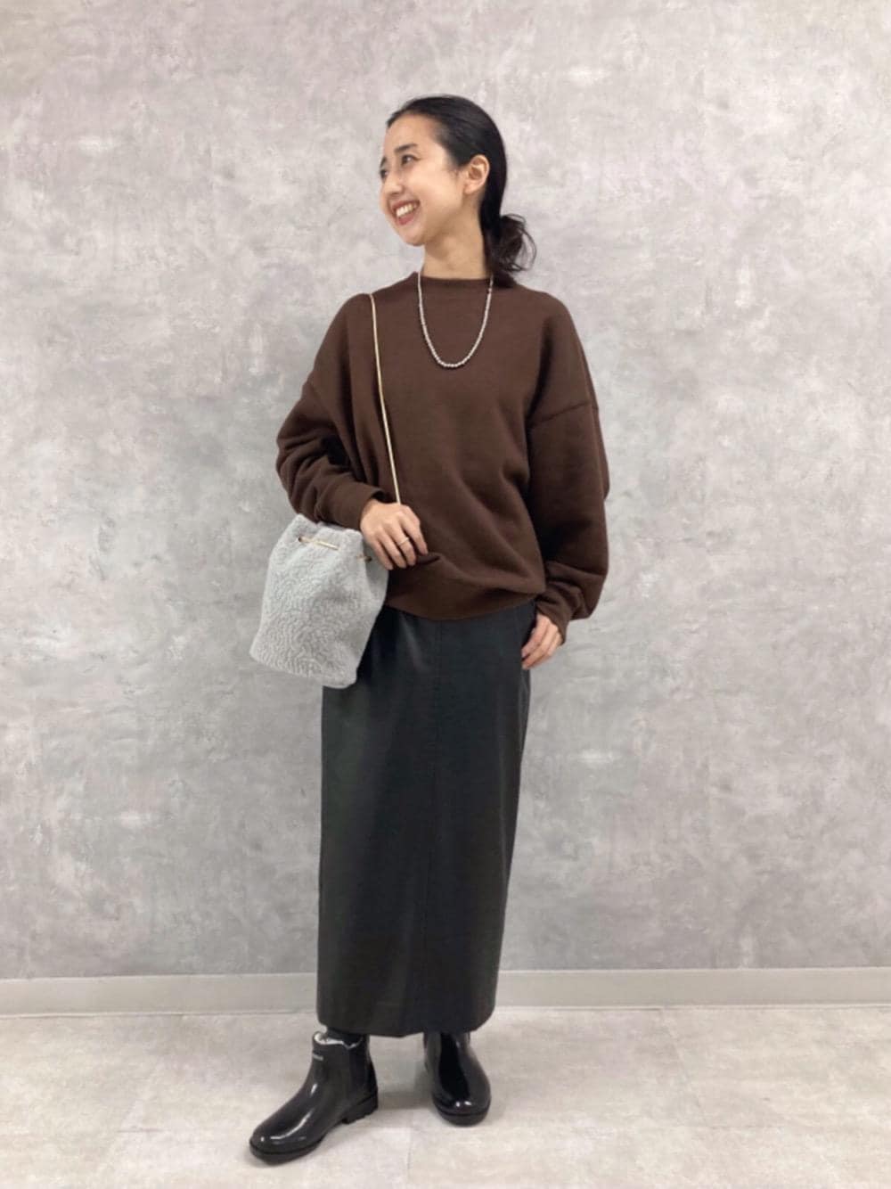 「レインブーツ、レザースカート、ファーバッグ、ユナイテッドアローズ、オデットエオディール、レインショートブーツ、Boots styling、Skirt style、👟バッグ、アウトドア/アスレジャー」｜「ODETTE E ODILEのO ボアチェーンキンチャク（ハンドバッグ、グレー系）」を使った、吉田　オデット エ オディール スタッフさん（レディース・156cm）の秋コーディネートの1枚目の写真