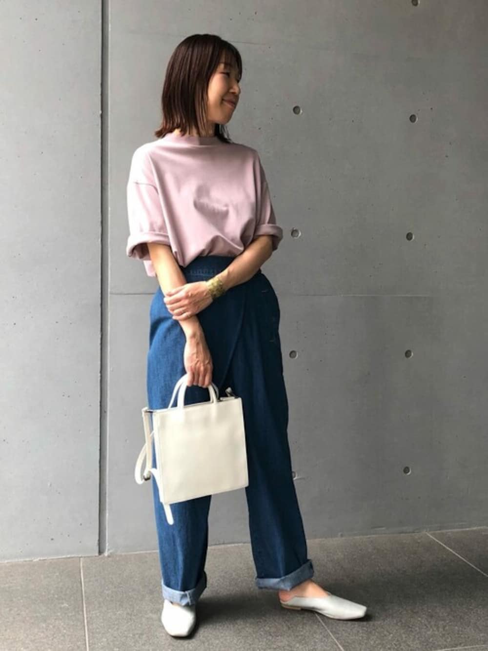 ピンク系のTシャツ/カットソー、ブルー系のその他パンツ、グレー系のその他シューズを着用したレディースの夏コーディネートの1枚目の写真