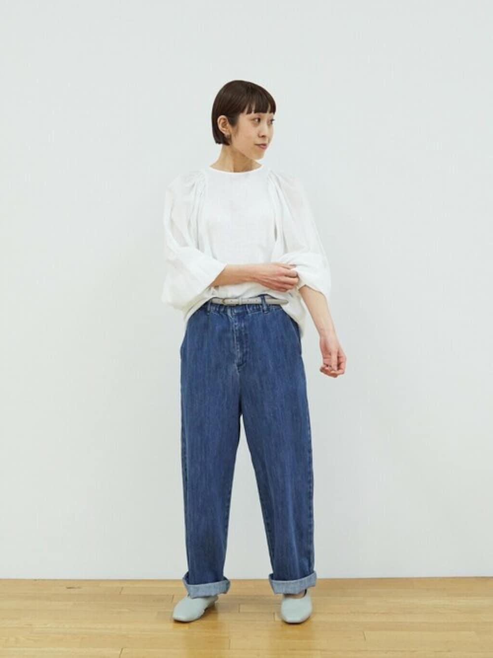 ブルー系のその他パンツ、グレー系のその他シューズを着用したレディースの夏コーディネートの1枚目の写真