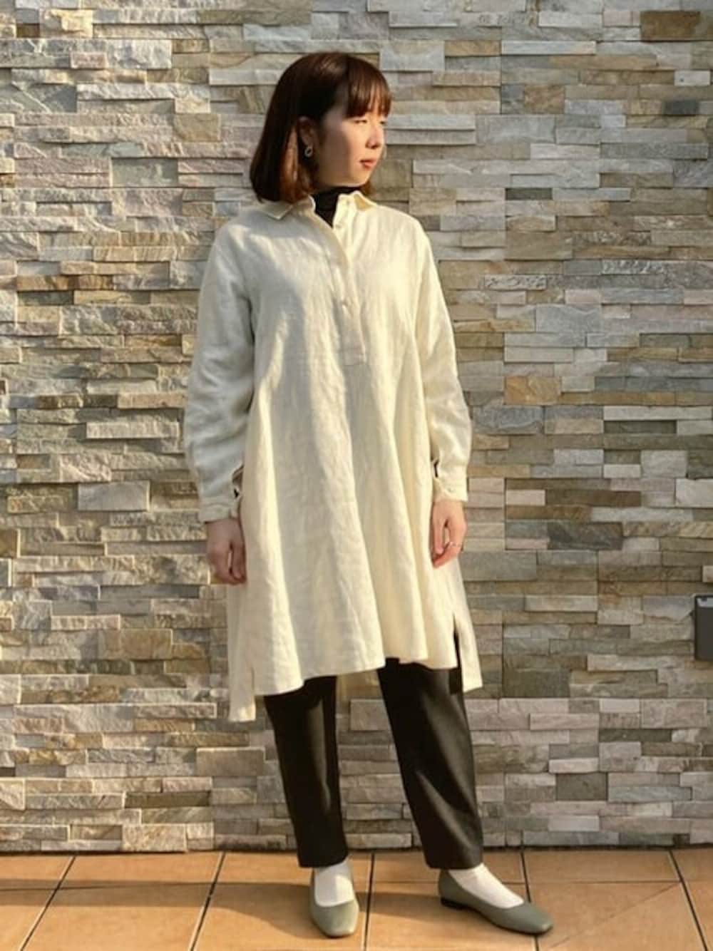 ホワイト系のチュニック、ブラウン系のその他パンツ、ホワイト系のTシャツ/カットソーを着用したレディースの秋コーディネートの1枚目の写真
