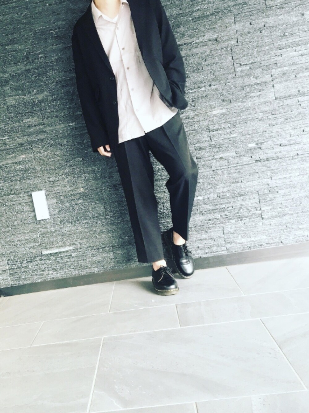 パープル系のシャツ/ブラウス、ブラック系のドレスシューズ、ブラック系のセットアップを着用したメンズの春コーディネートの1枚目の写真