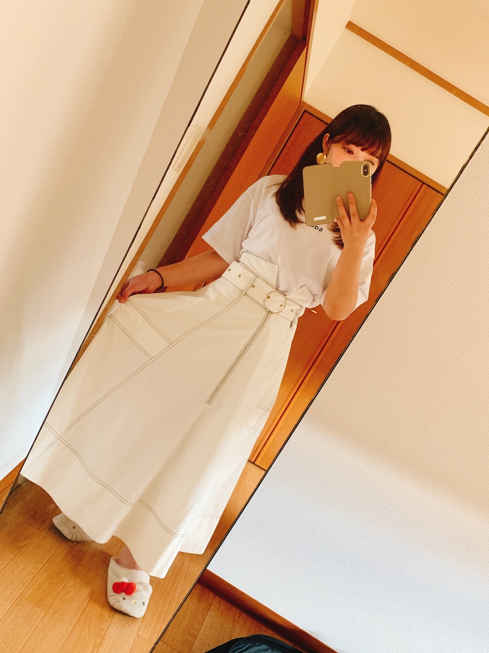 「RedyAzel、REDYAZEL(REDYAZEL)、ローリーズファーム(LOWRYS FARM)、オールホワイトコーデ、大人カジュアル、ゴールドアクセ、春夏コーデ、夏、低身長コーデ、おしゃれさんと繋がりたい」｜「REDYAZELの配色ステッチフレアスカート（スカート、ホワイト系）」を使った、Mi-noさん（レディース・153cm）の夏コーディネートの1枚目の写真
