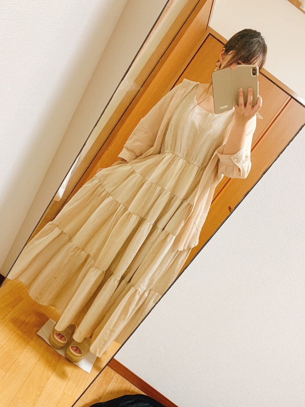 「フーズフーチコ、夏コーデ、ベージュコーデ、ビッグシャツ、ワンピース、ノースリーブ、ロングスカート」｜「Chicoのアイテム（ワンピース/ドレス、ベージュ系）」を使った、Mi-noさん（レディース・153cm）の夏コーディネートの1枚目の写真
