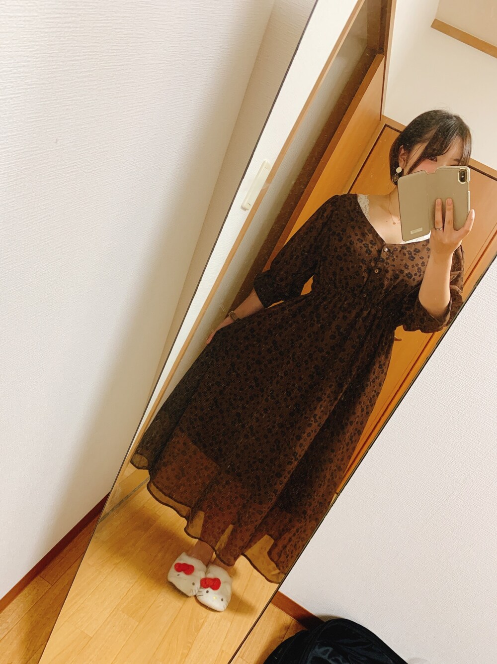 「ブラウン、花柄ワンピース、秋服、ショートヘア、秋のコーデ、今日のコーデ、ワンピース」｜「E hyphen world galleryの花柄Vネックロングワンピース（ワンピース、ブラウン系）」を使った、Mi-noさん（レディース・153cm）の秋コーディネートの1枚目の写真