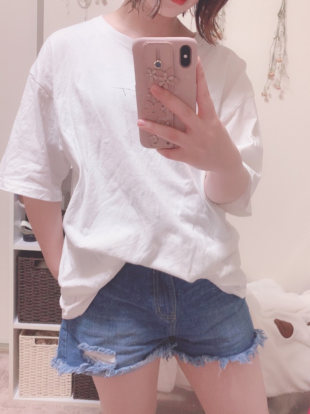 「夏コーデ、ショートパンツ、ビッグシャツ、ショートヘア、ローリーズファーム(LOWRYS FARM)、白×デニム」｜「Honeysのアイテム（デニムパンツ、ブルー系）」を使った、Mi-noさん（レディース・153cm）の夏コーディネートの1枚目の写真