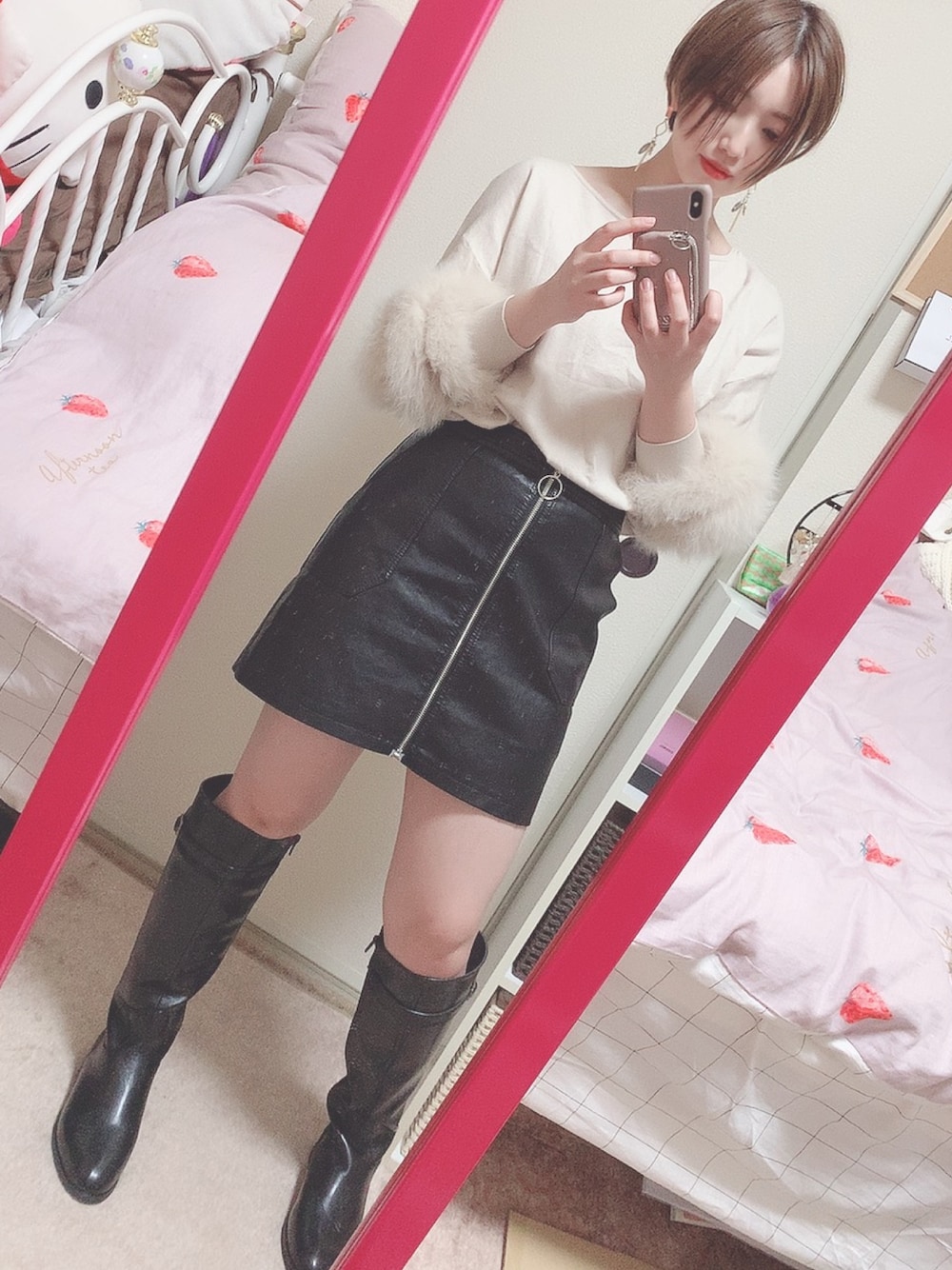 「ミニスカート、タイトスカート、ブラック、ブーツ、辛めコーデ、ファー、おしゃれさんと繋がりたい、ショートヘア」｜「one after another NICE CLAUPのジョッキーロングブーツ（ブーツ、ブラック系）」を使った、Mi-noさん（レディース・153cm）の秋コーディネートの1枚目の写真