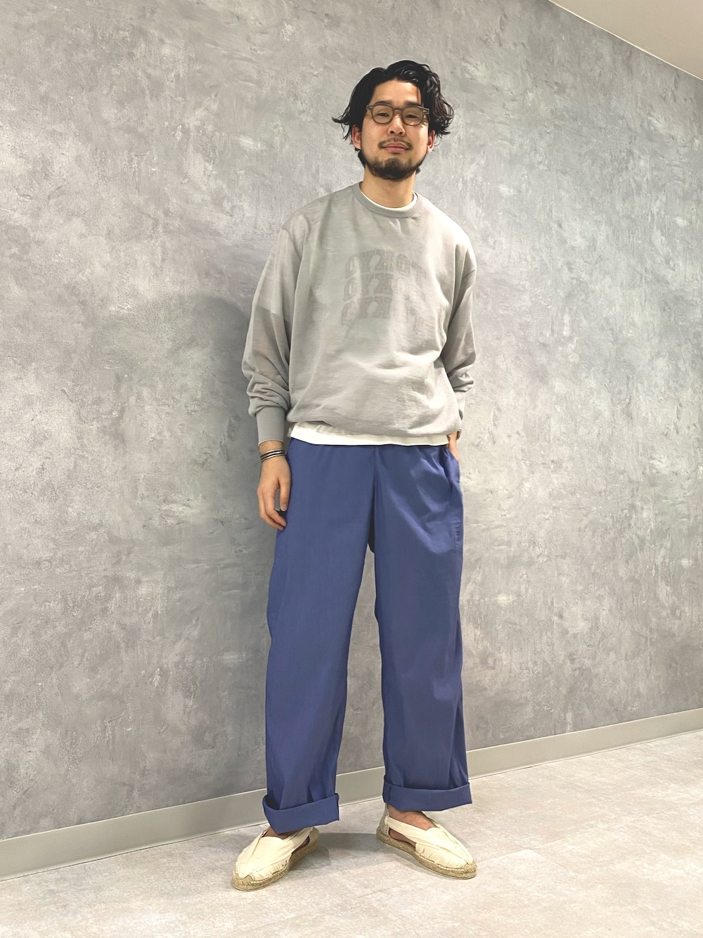 「HERILL、blurhms、LIWAN、la manual alpargatera」｜「HERILLのアイテム（ニット/セーター、グレー系）」を使った、imutaさん（メンズ・178cm）の春コーディネートの1枚目の写真