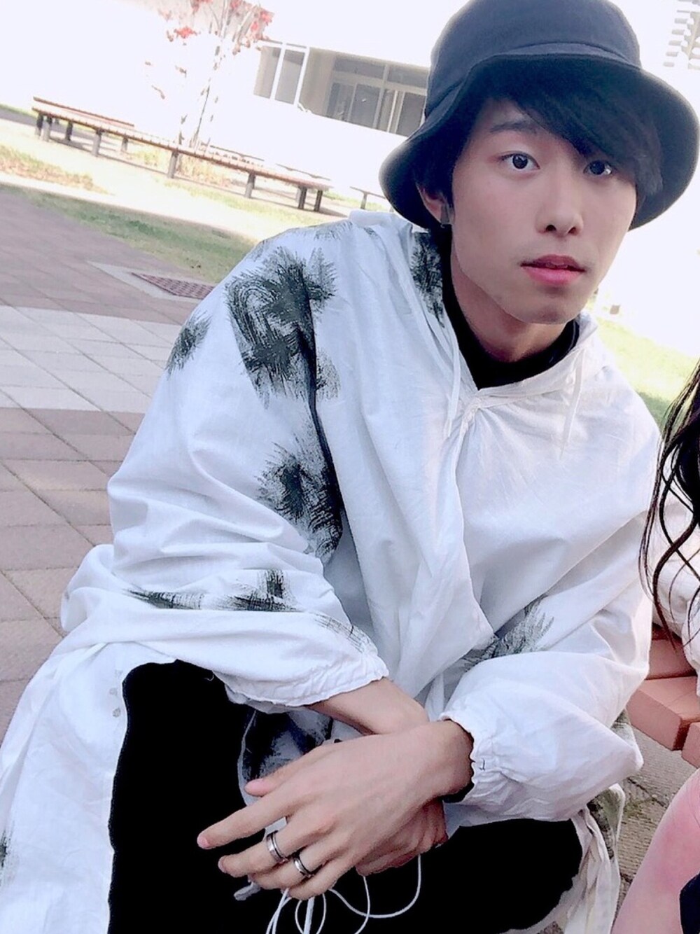 「プチプラ、ワイドパンツ、古着、オーバーサイズ、ミリタリー、GU、バケットハット、低身長、モノトーン、ホワイト」｜「ドイツ軍のアイテム（ポンチョ、ホワイト系）」を使った、剱(Tsurugi)さん（メンズ・168cm）の春コーディネートの1枚目の写真