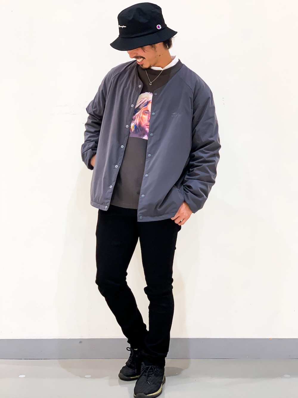 グレー系のノーカラージャケット、ブラック系のTシャツ/カットソー、ブラック系のデニムパンツを着用したメンズの秋コーディネートの1枚目の写真