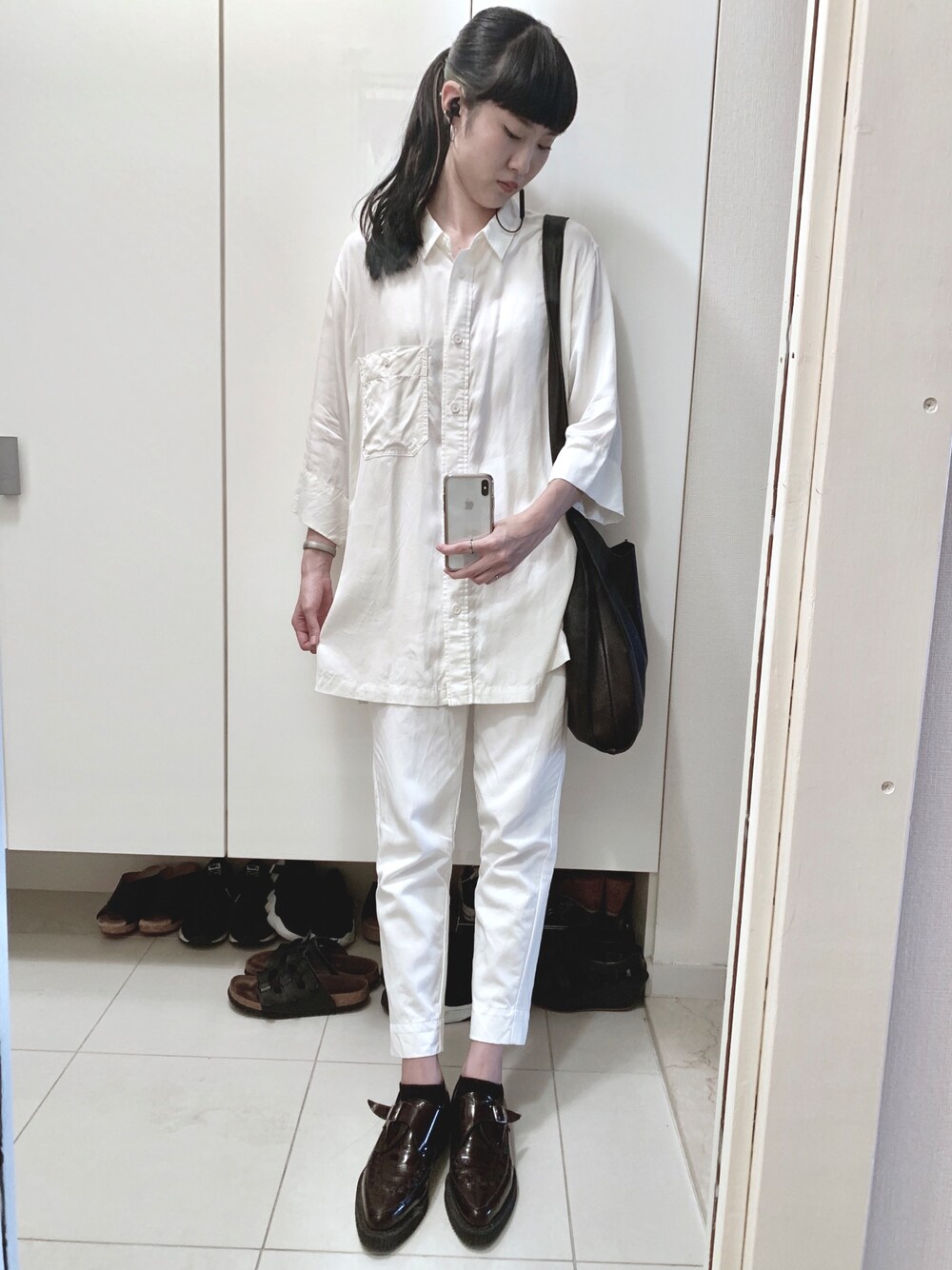 ホワイト系のシャツ/ブラウス、ブラック系のバッグ、レッド系のブーティを着用したレディースの夏コーディネートの1枚目の写真