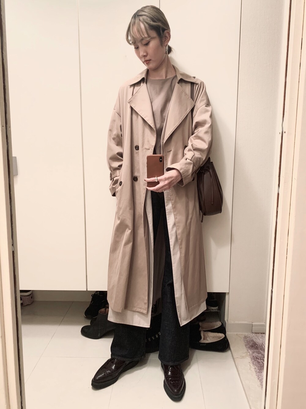 「シンプル、オトナ女子、秋のコーデ、キレイめ、韓国ファッション、ビッグシルエット、ワントーンコーデ、きれいめカジュアル、ショートヘア」｜「SENSE OF PLACE by URBAN RESEARCHの2WAYトレンチコート（トレンチコート、ベージュ系）」を使った、HARUKA  さん（レディース・171cm）の秋コーディネートの1枚目の写真
