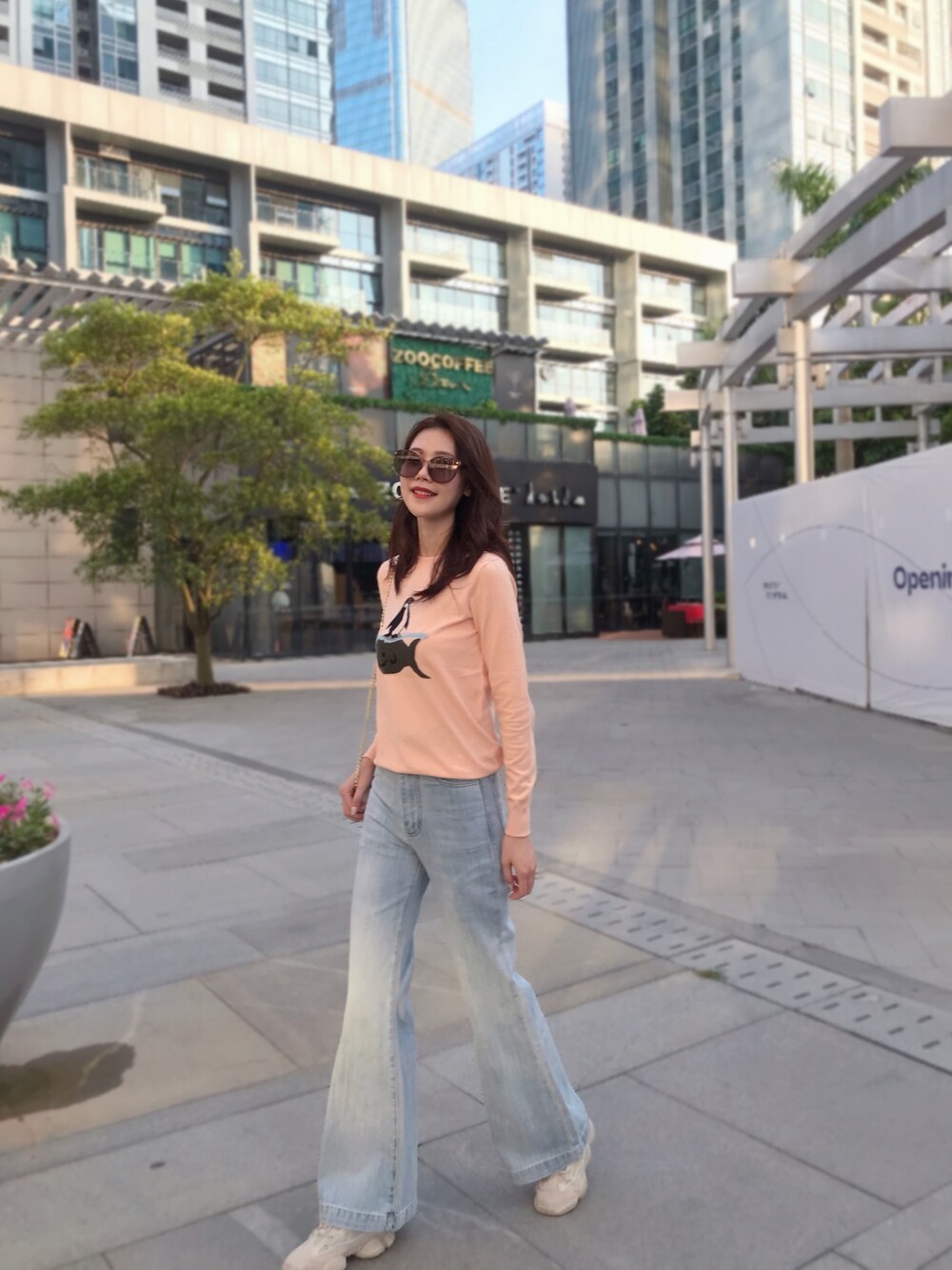 「ootd、休闲、牛仔裤」｜「adidasのアイテム（スニーカー、ベージュ系）」を使った、Keroro樂樂如さん（レディース・173cm）の秋コーディネートの1枚目の写真