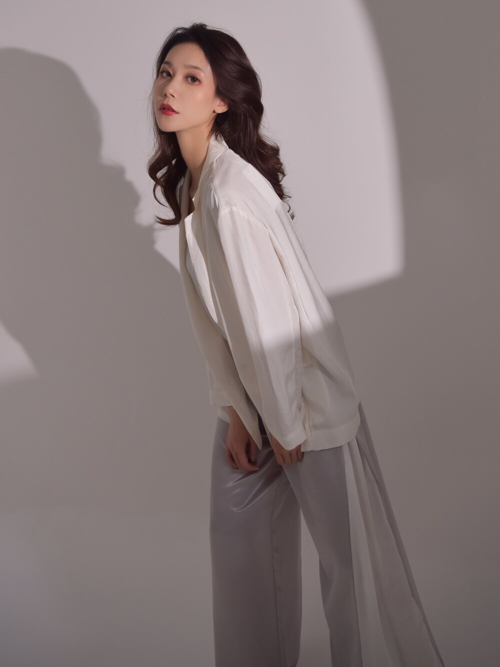 「ootd、oversize、基础款、盐系风格」｜「Mo&Co.のアイテム（スーツジャケット、ホワイト系）」を使った、Keroro樂樂如さん（レディース・173cm）の秋コーディネートの1枚目の写真