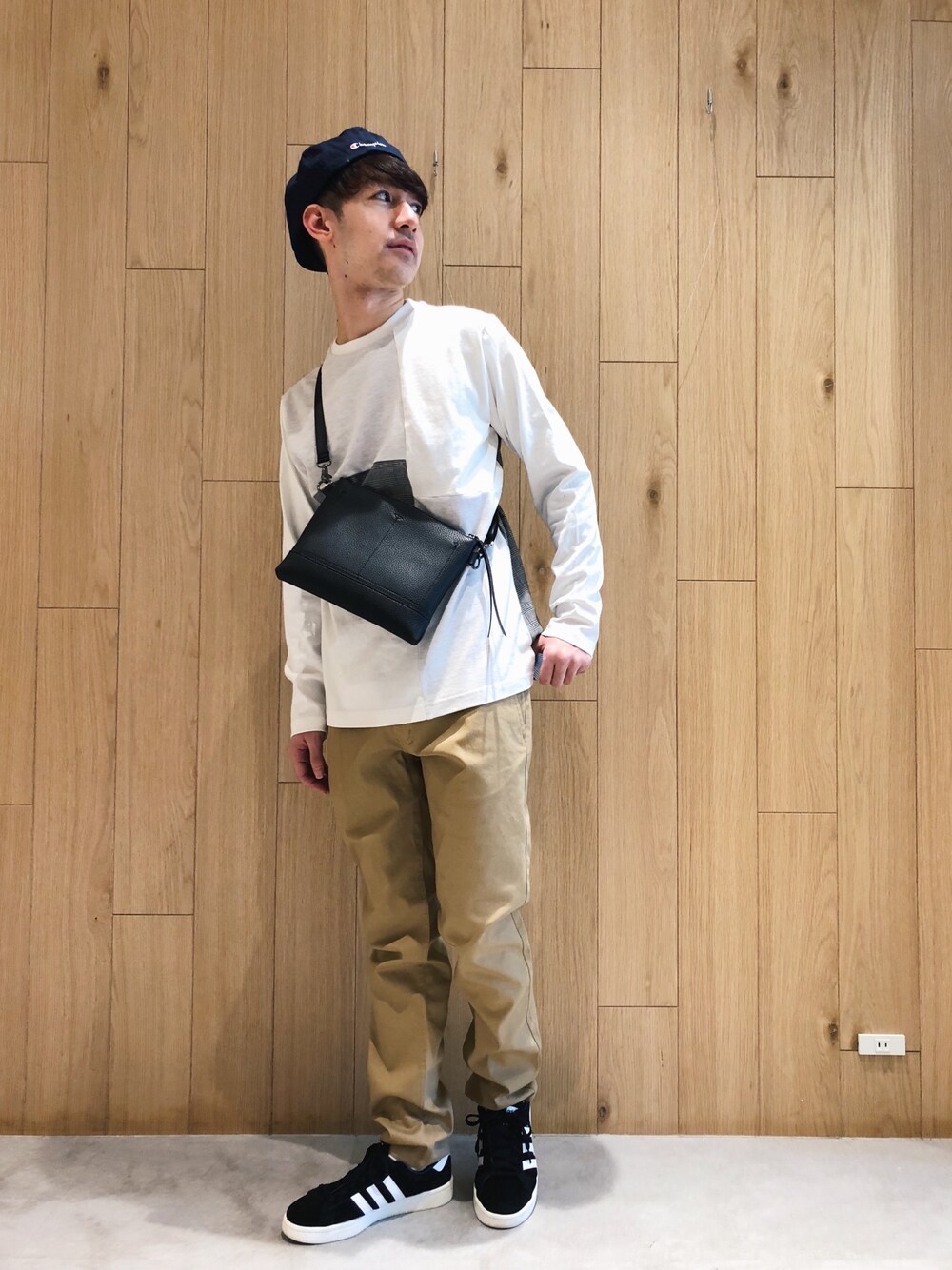 「キャスケット、Champion、チノパン、チェック、グレンチェック、ホワイトコーデ、きれいめカジュアル、春コーデ、サコッシュ、ショルダーバッグ」｜「Discoat Parisienの後ろシャツ切替ブロッキングプルオーバー（Tシャツ/カットソー、ホワイト系）」を使った、な〜ささん（メンズ・170cm）の冬コーディネートの1枚目の写真