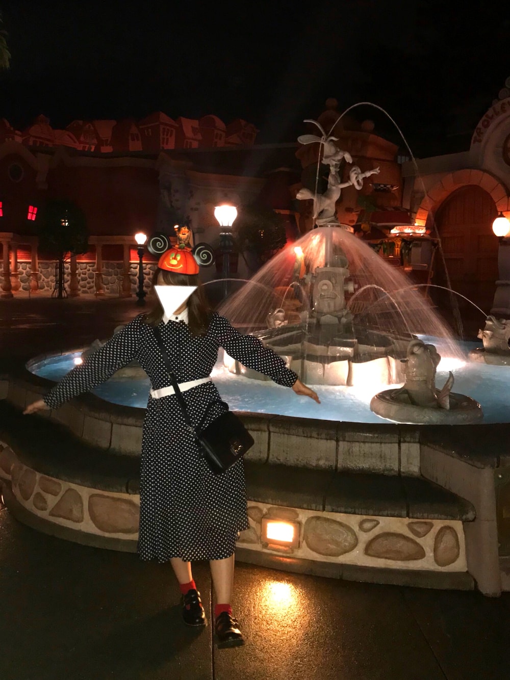 ブラック系のショルダーバッグ、ブラック系のその他シューズ、ブラック系のワンピースを着用したレディースの秋コーディネートの1枚目の写真