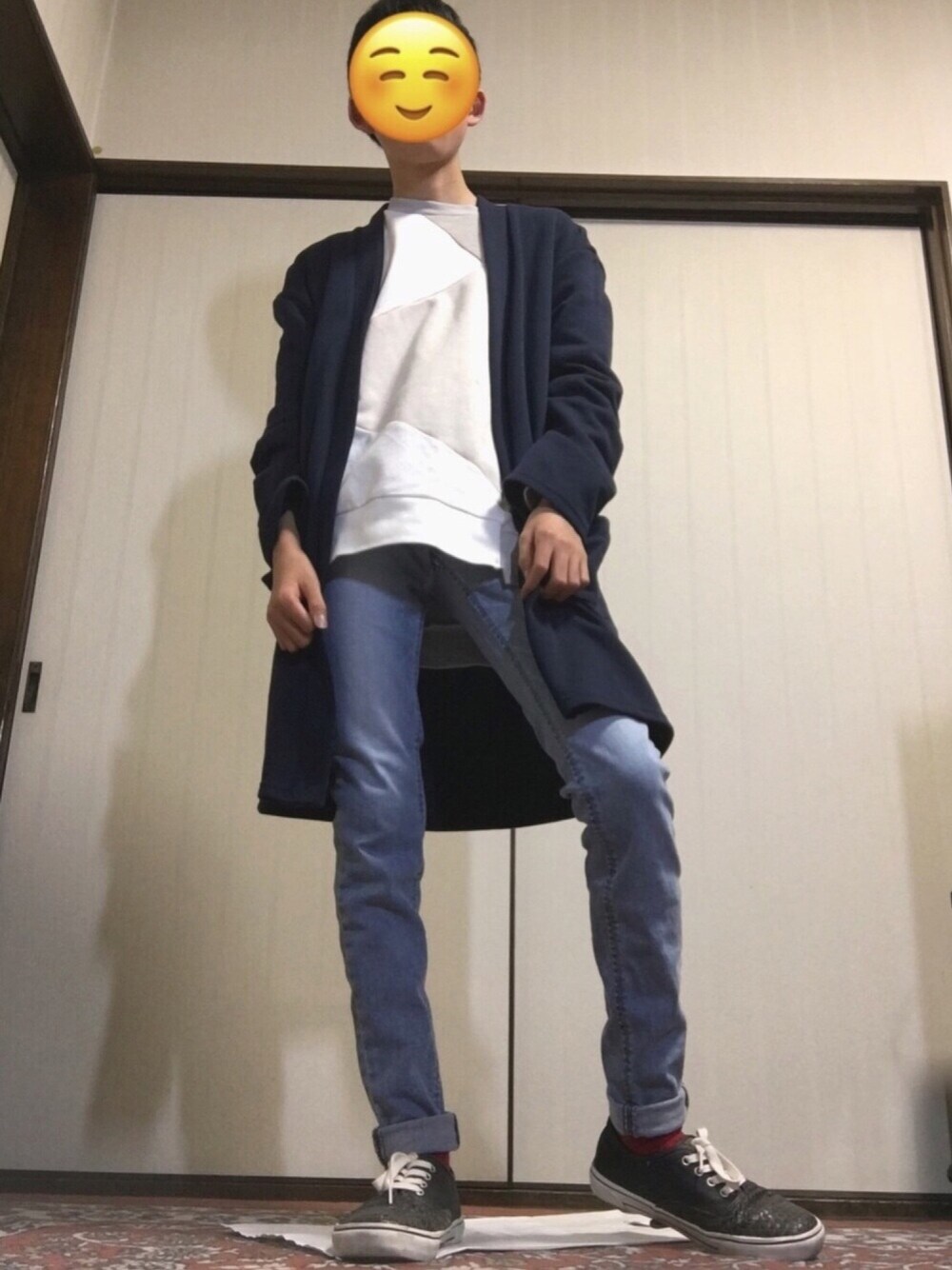 ブルー系のカーディガン/ボレロ、ホワイト系のスウェット、ブルー系のデニムパンツを着用したメンズの春コーディネートの1枚目の写真