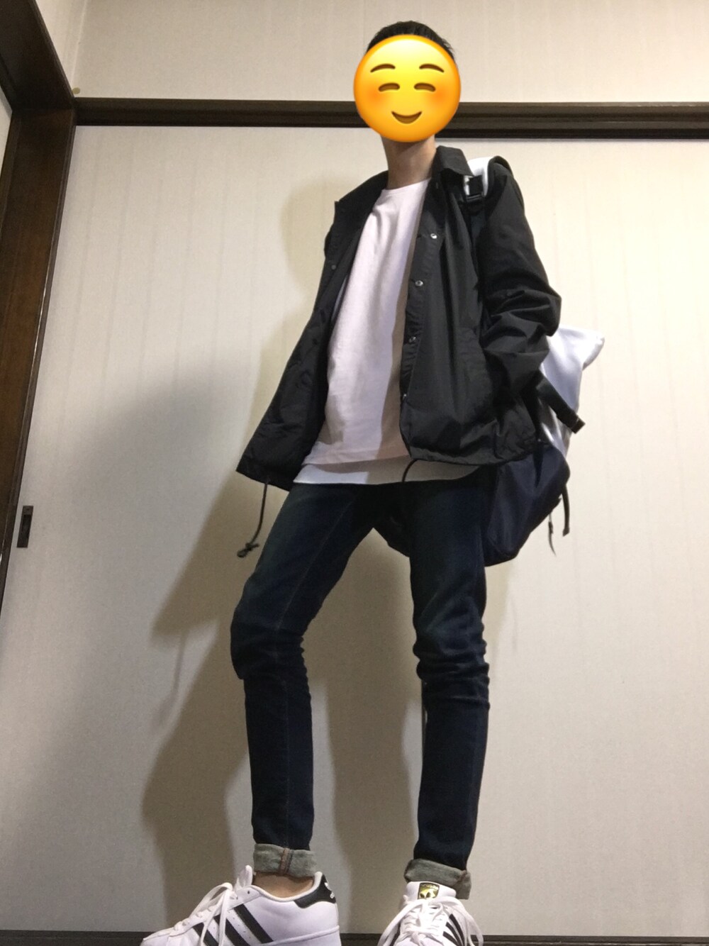 ブラック系のナイロンジャケット、ピンク系のTシャツ/カットソー、ホワイト系のタンクトップを着用したメンズの春コーディネートの1枚目の写真