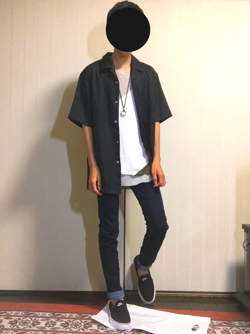 ブラック系のシャツ/ブラウス、ホワイト系のTシャツ/カットソー、グレー系のタンクトップを着用したメンズの春コーディネートの1枚目の写真
