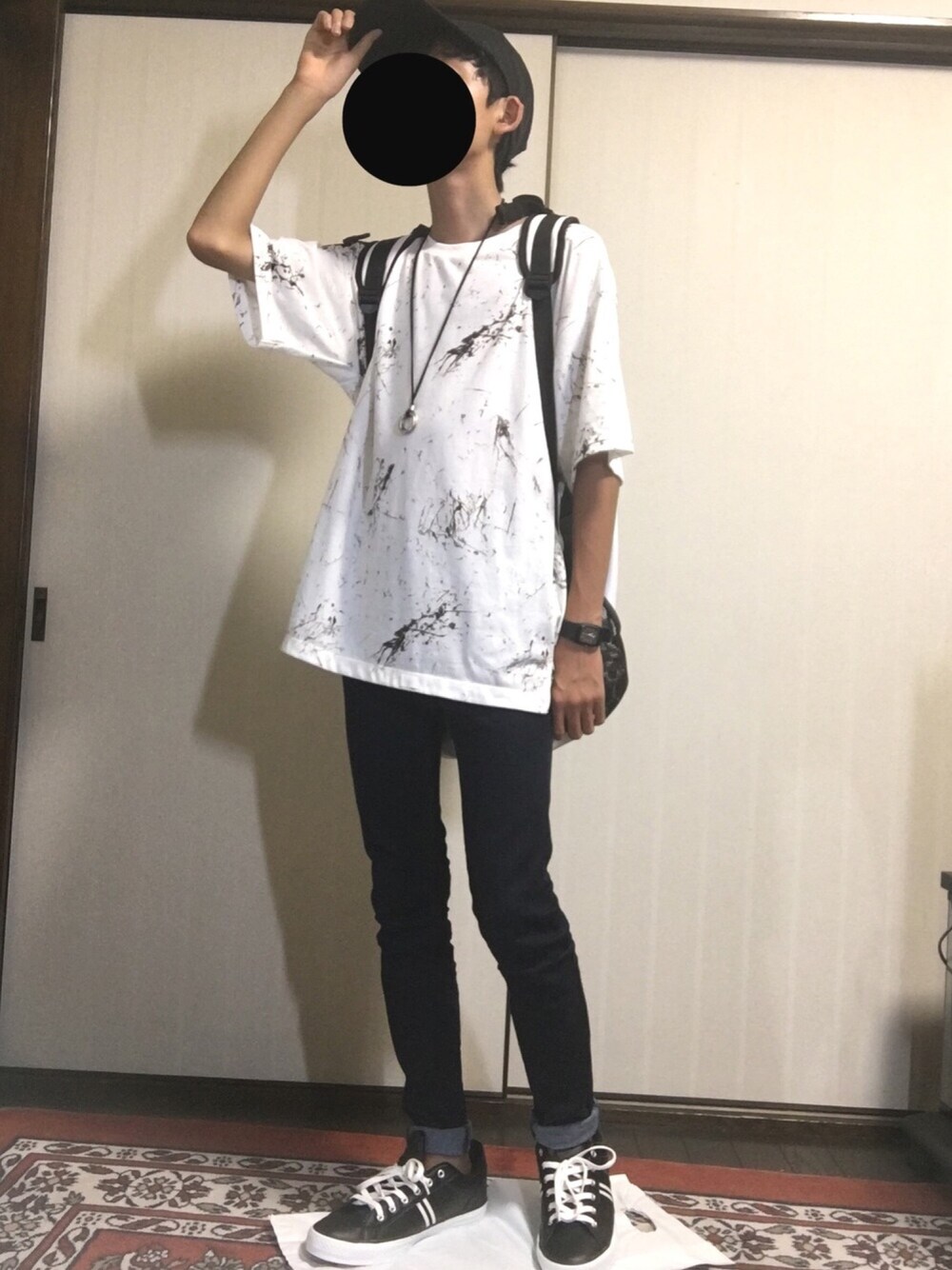 ホワイト系のTシャツ/カットソー、ブルー系のデニムパンツ、ブラック系のスニーカーを着用したメンズの夏コーディネートの1枚目の写真