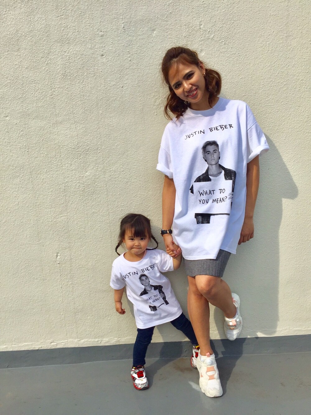 ホワイト系のTシャツ/カットソー、ホワイト系のTシャツ/カットソー、ホワイト系のスニーカーを着用したレディースの春コーディネートの1枚目の写真