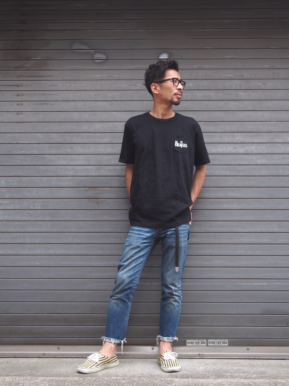 ホワイト系のTシャツ/カットソー、ブルー系のデニムパンツを着用したメンズの夏コーディネートの1枚目の写真