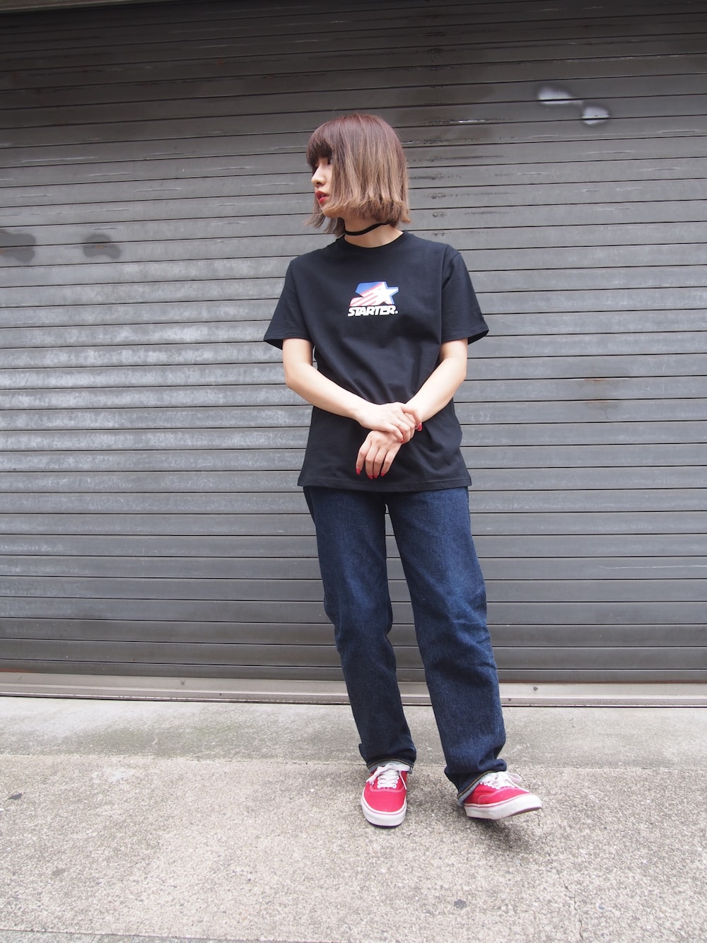 ブラック系のTシャツ/カットソー、ブルー系のデニムパンツ、レッド系のスニーカーを着用したレディースの夏コーディネートの1枚目の写真