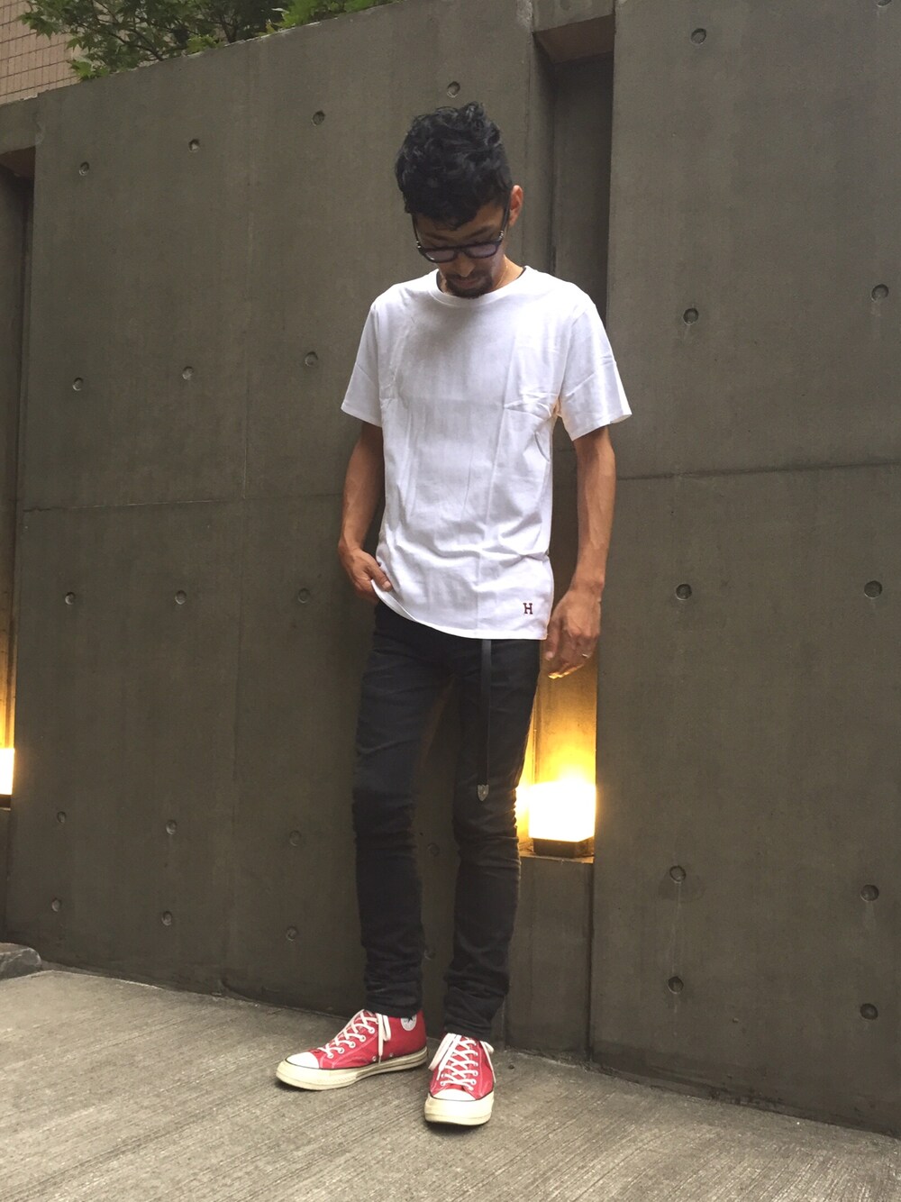 ホワイト系のTシャツ/カットソー、レッド系のスニーカー、ブラック系のデニムパンツを着用したメンズの夏コーディネートの1枚目の写真