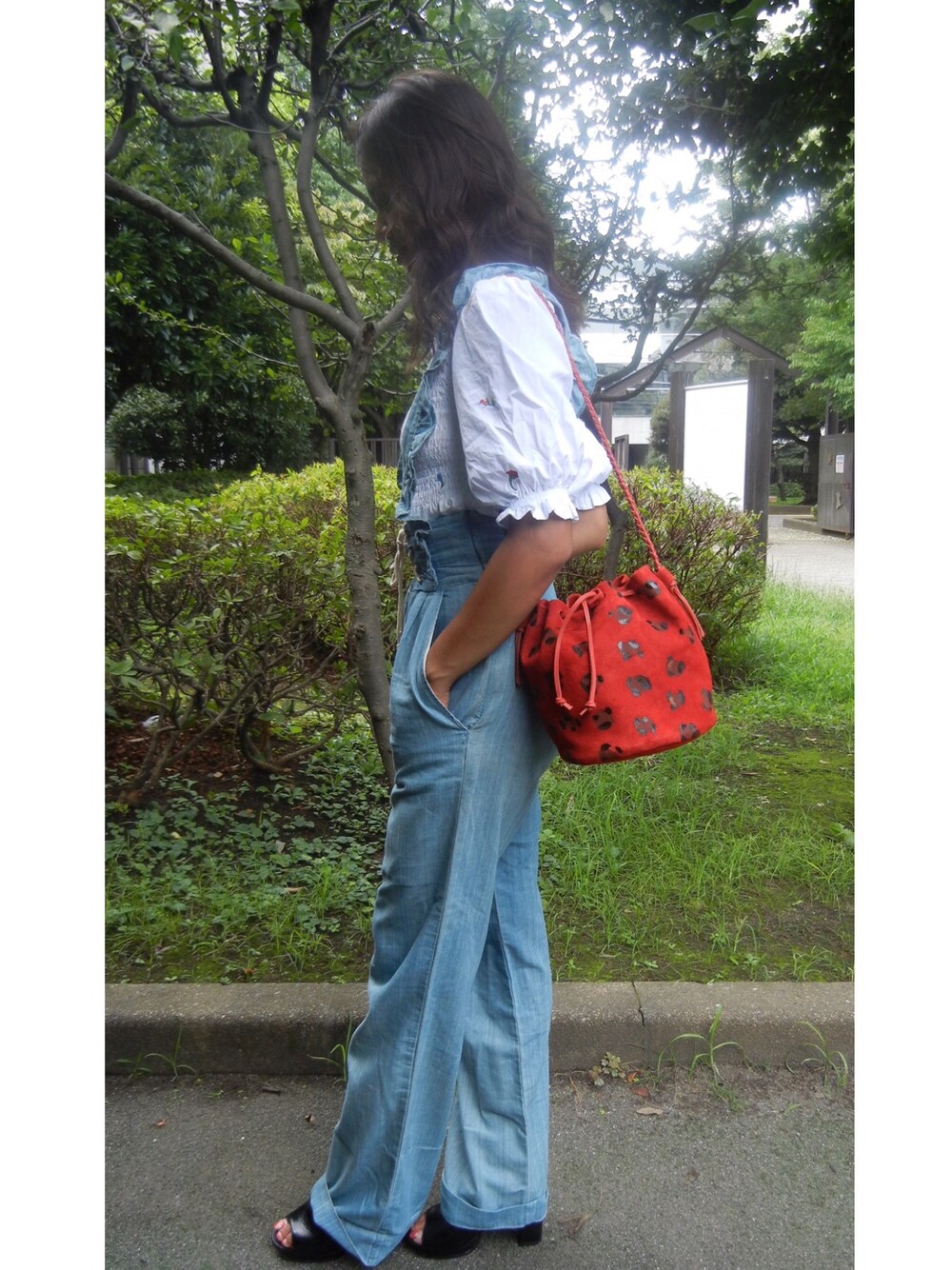 レッド系のショルダーバッグ、ホワイト系のシャツ/ブラウスを着用したレディースの夏コーディネートの1枚目の写真