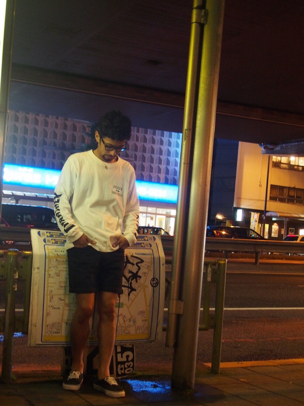 ホワイト系のTシャツ/カットソー、ブラック系のスニーカーを着用したメンズの秋コーディネートの1枚目の写真