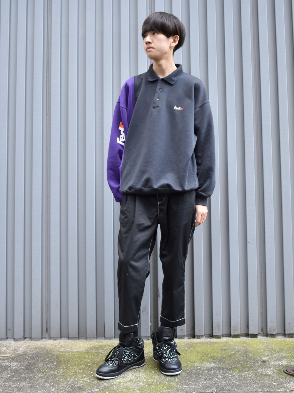 ブラック系のスニーカーを着用したメンズの秋コーディネートの1枚目の写真