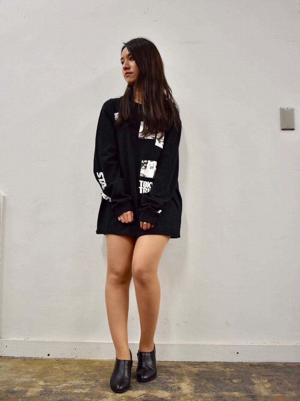 ブラック系のTシャツ/カットソーを着用したレディースの冬コーディネートの1枚目の写真