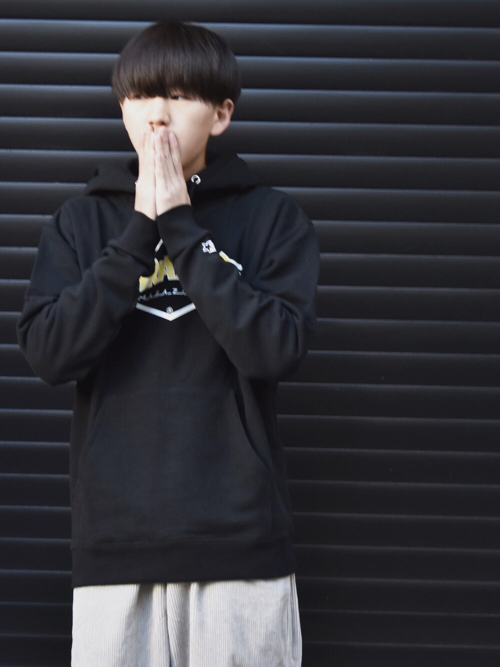 ブラック系のパーカーを着用したメンズの冬コーディネートの1枚目の写真