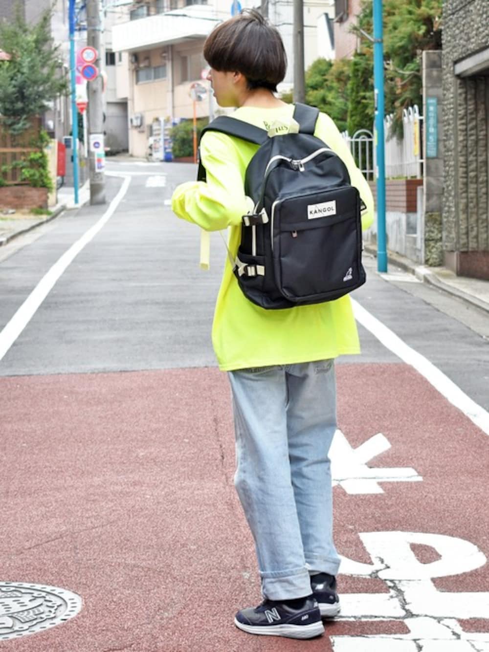 ブラック系のバックパック/リュック、グリーン系のTシャツ/カットソーを着用したメンズの春コーディネートの1枚目の写真