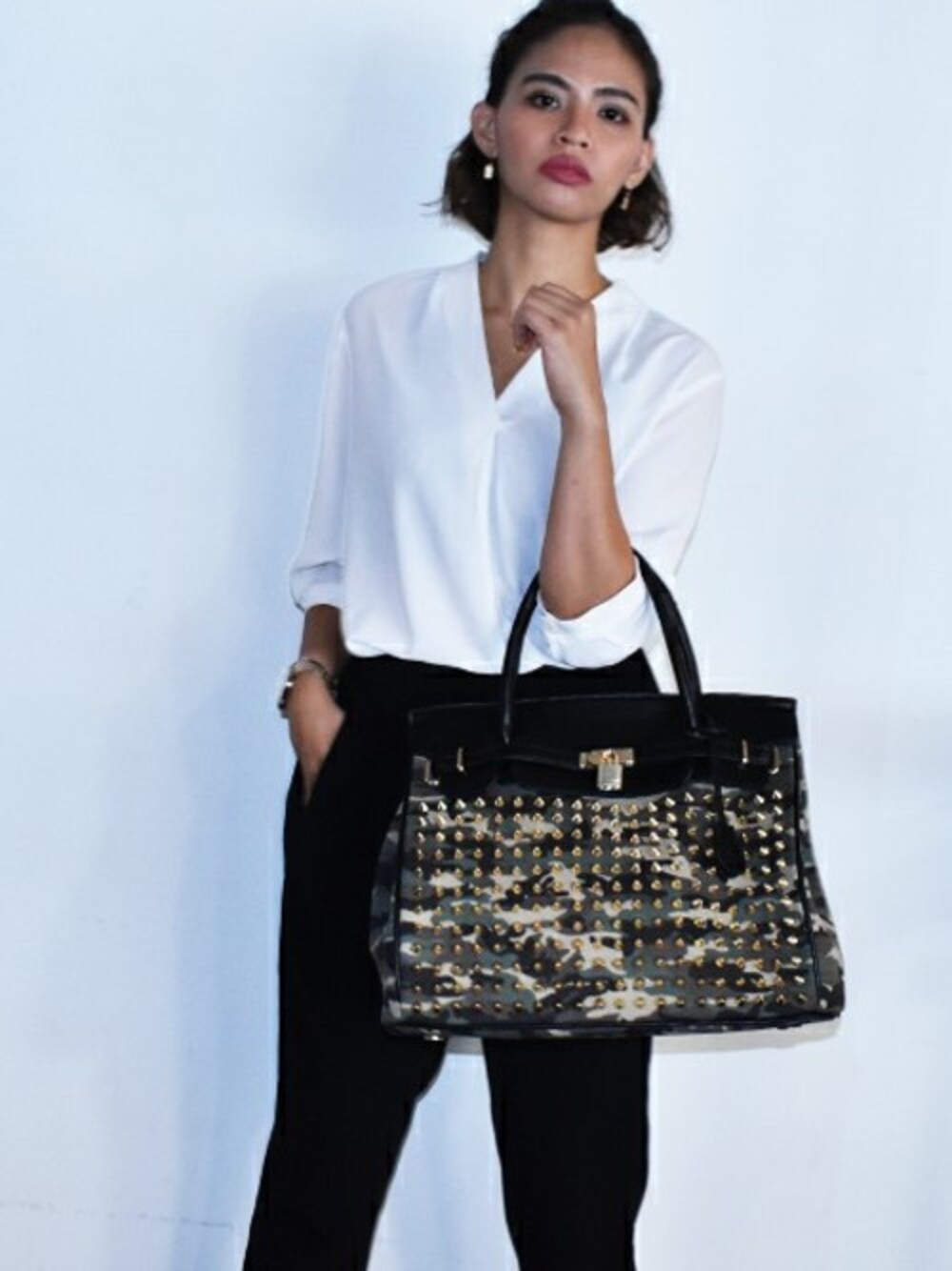 その他のハンドバッグを着用したレディースの夏コーディネートの1枚目の写真